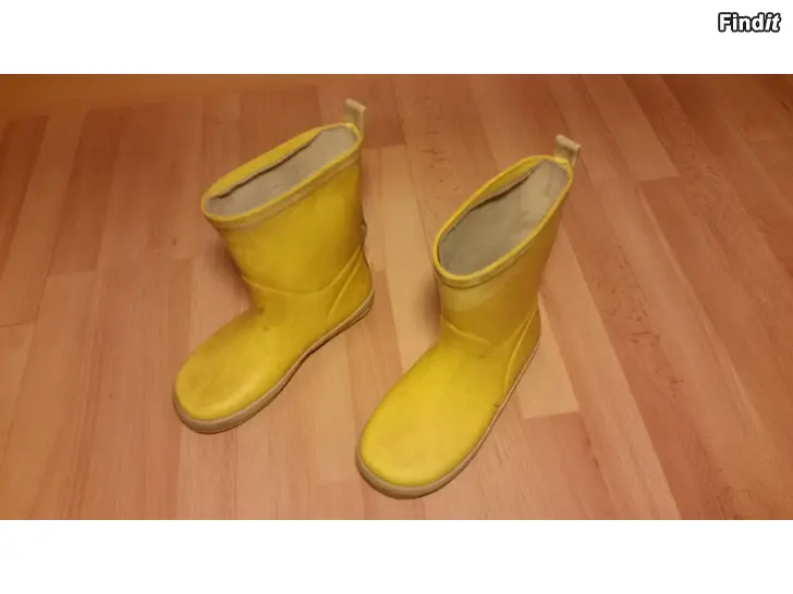 Myydään Kumisaappaat keltaiset koko 31 2e