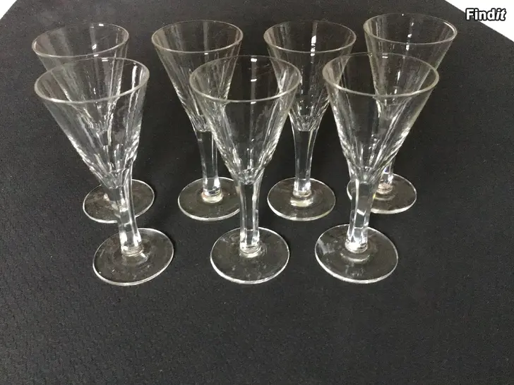 Säljes 7 mycket vackra gamla snapsglas