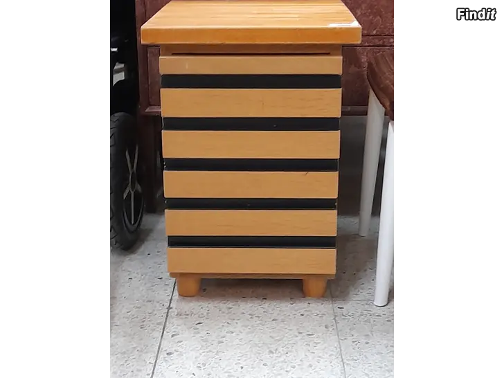 Säljes Byrå med 5 lådor