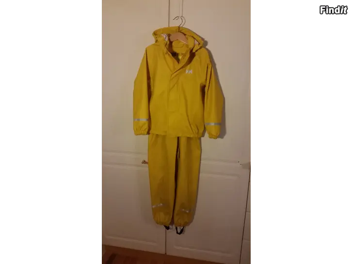 Myydään Helly Hansen sadeasu koko 122 keltainen -22e