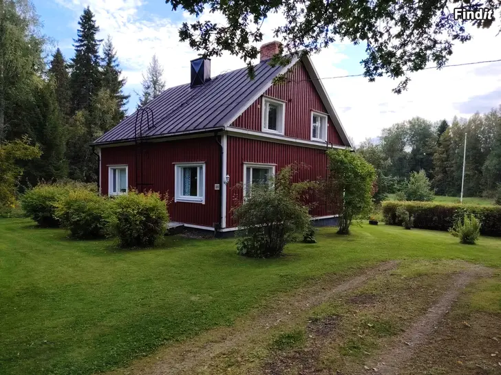Säljes Egnahemshus med uthus och garage i Maxmo kby byggt år 1950