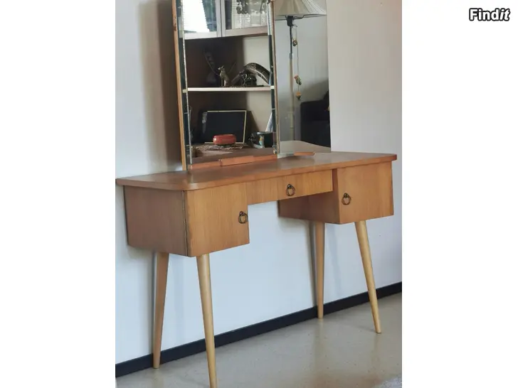 Myydään Retro kampauspöytä
