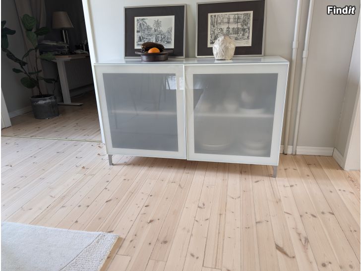 Myydään Myydään Ikea Senkki Bestå lasiovella ja levyllä