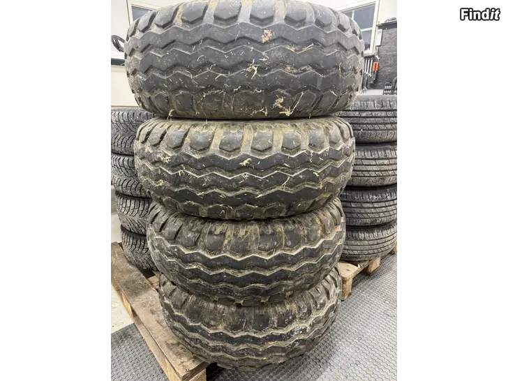 Säljes Däck och Fälgar till traktorsläp