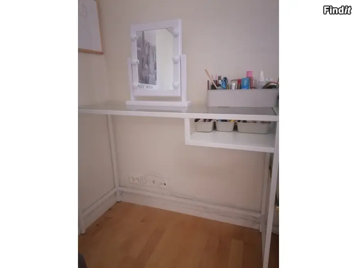 Myydään Sminkbord och sminkspegel