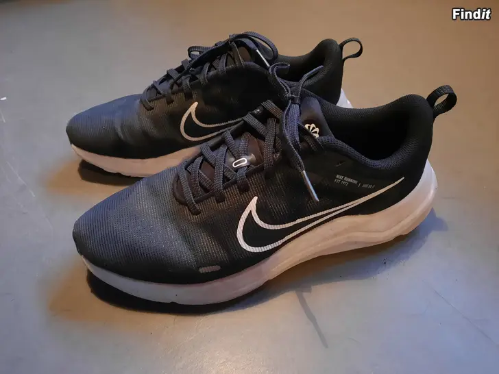 Säljes Nike skor nr 40,5