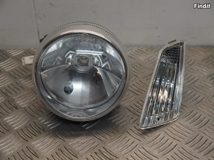 Myydään Vespa ajovalo 638964 ja vilkku 338881-S