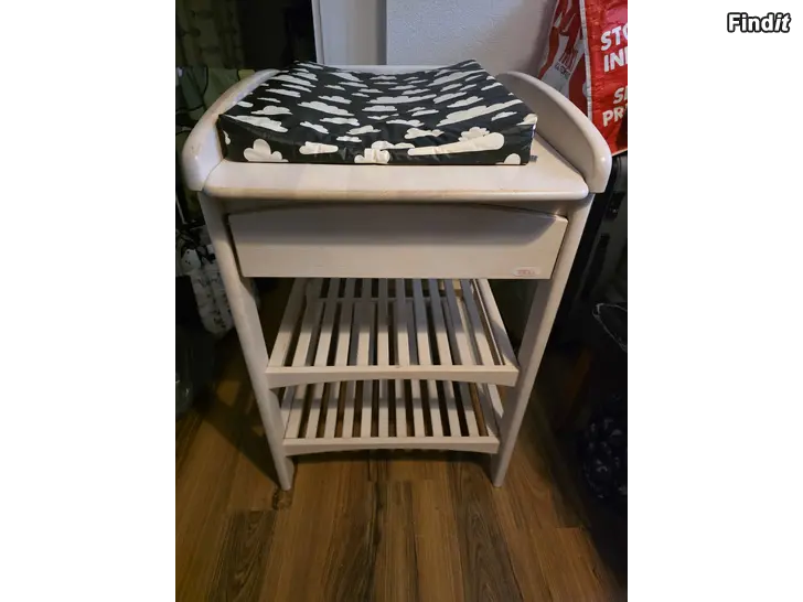 Säljes Skötbord med skötunderlägg