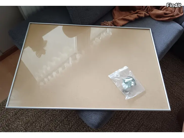 Myydään Taulunkehys lasilla ja metallireunoilla 60 cm x90 cm