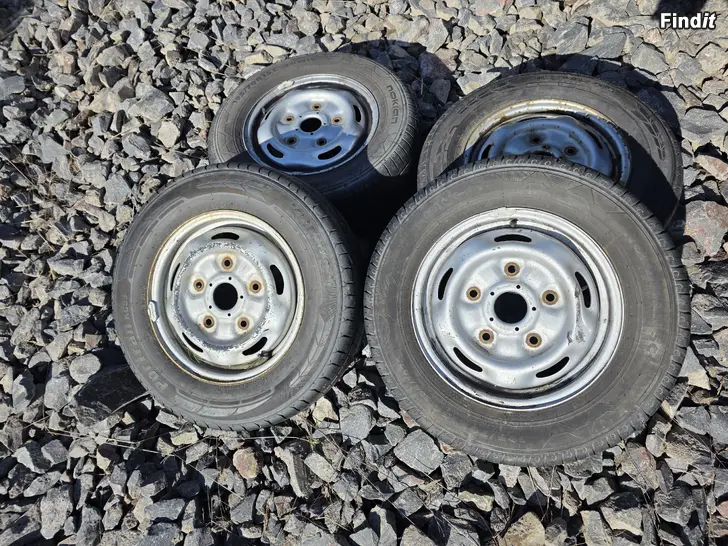 Myydään Ford transit kesärenkaat