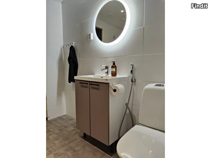 Säljes Tvättställ, spegel och Oras kran