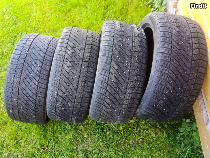 Säljes 245/40-18 kitkarenkaat friktionsdäck