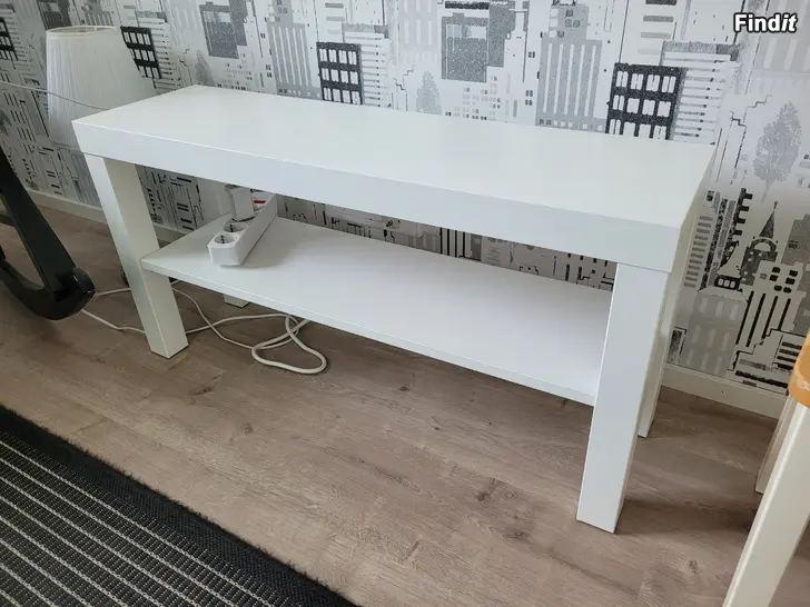 Säljes Litet tvbord // tvpöytä