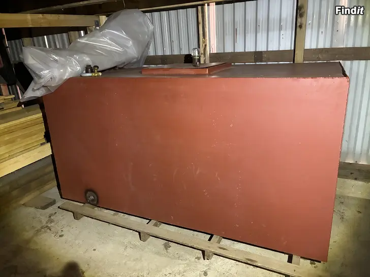 Säljes 2000 liters bränsle tank