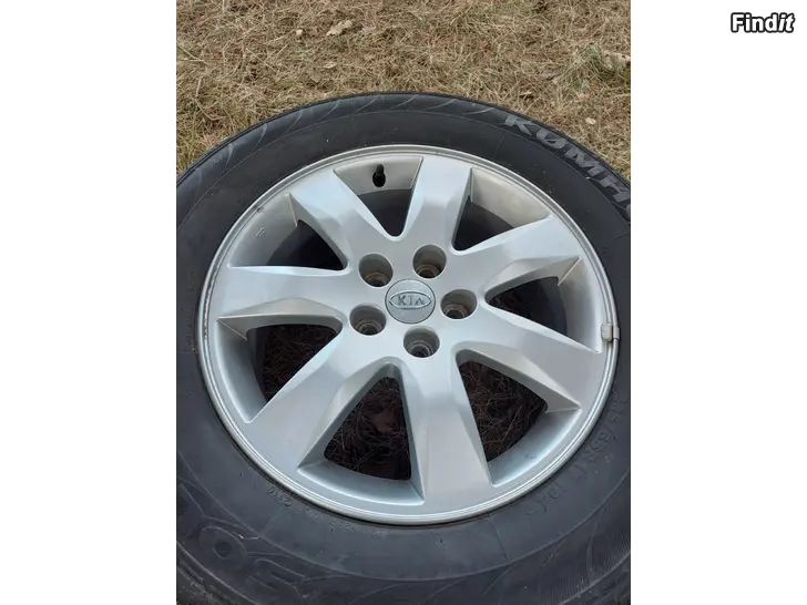 Säljes 17 Aluminiumfölgar till Kia Sorento 2010 235/65 17 sommardäck i bra skick