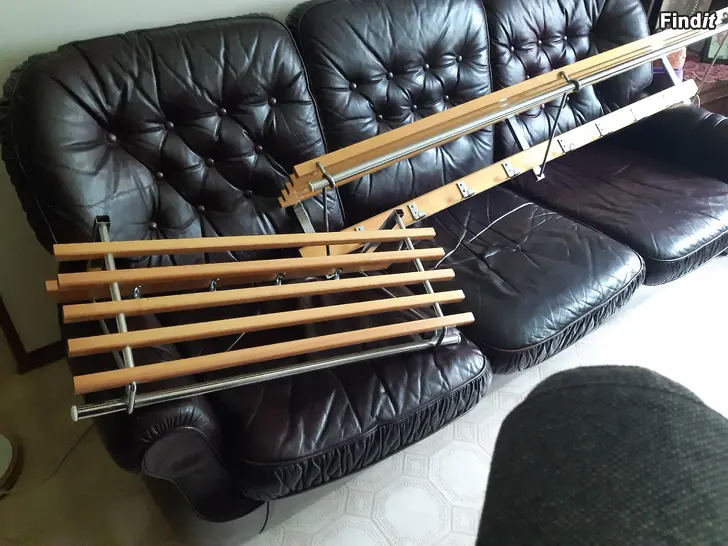 Säljes Hatthyllor 2 stycken säljes. Den ena är 70 cm  bred  och den andra 150 cm bred