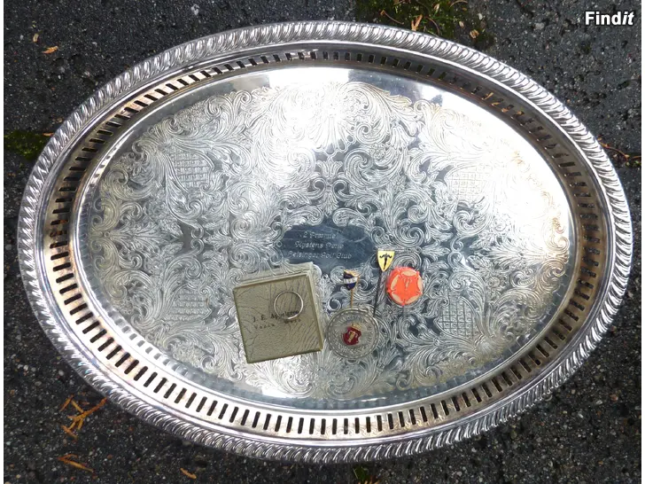 Myydään Iso tarjotin ja sekalaisia merkkejä