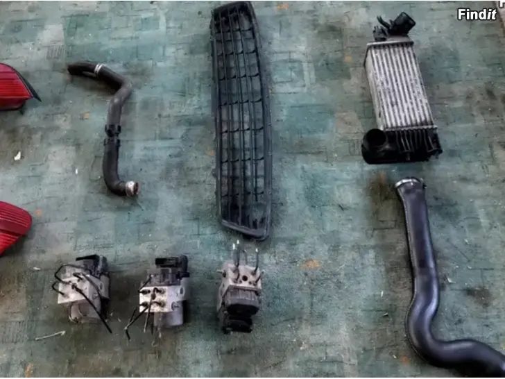 Myydään Välijäähdytin ahtoputki akkukotelonkanssi takaumpio