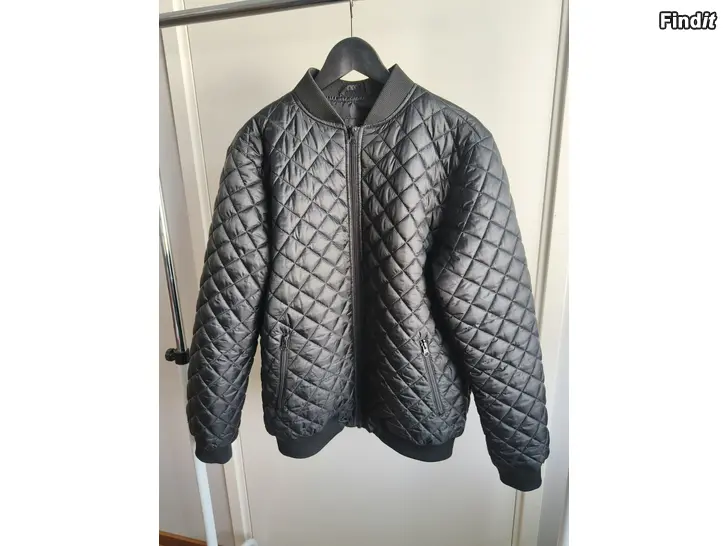 Myydään Naisten Bomber takki, koko S