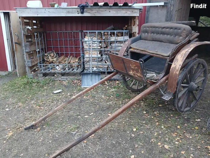 Säljes puiset kärryt