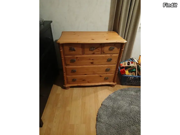 Säljes Byrå i furu