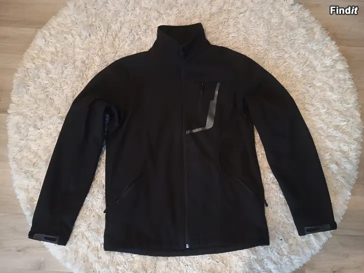 Säljes Red Sport softshell jacka
