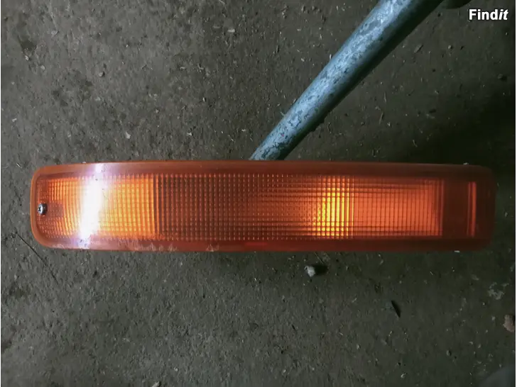 Myydään Toyota Camry 92-96 oikea etuvilkku 32-113