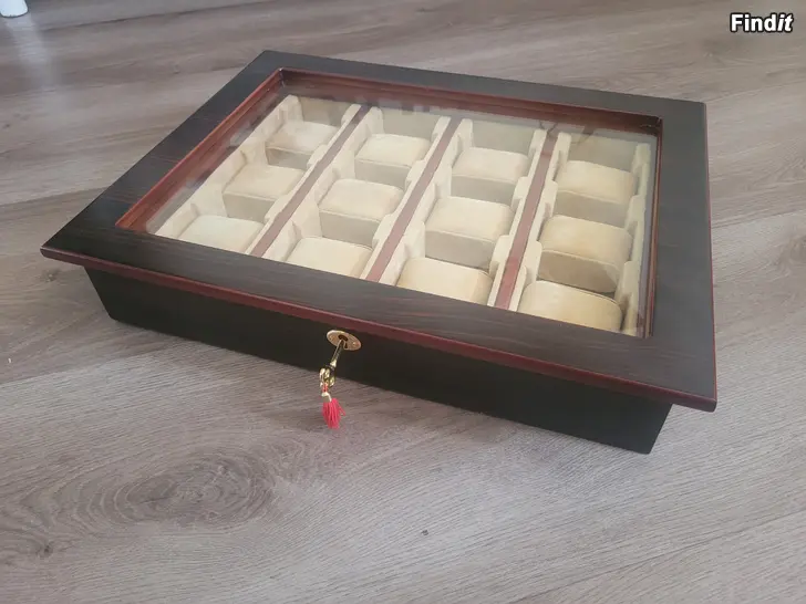 Säljes Förvaringsbox med fönster för klockor och smycken