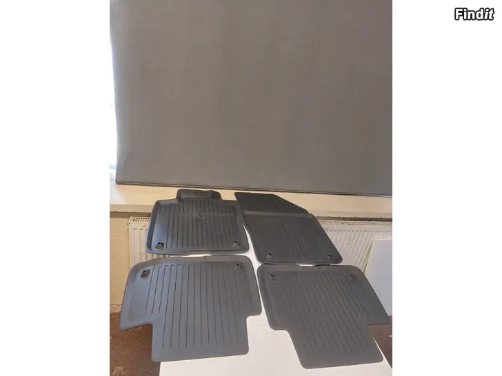 Säljes Volvo V60/V60CC mk2 /S60 OEM UUSI Kumimattosarja 4 kpl 32357453