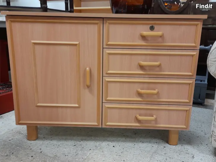 Säljes Byrå med skåp och 4 lådor