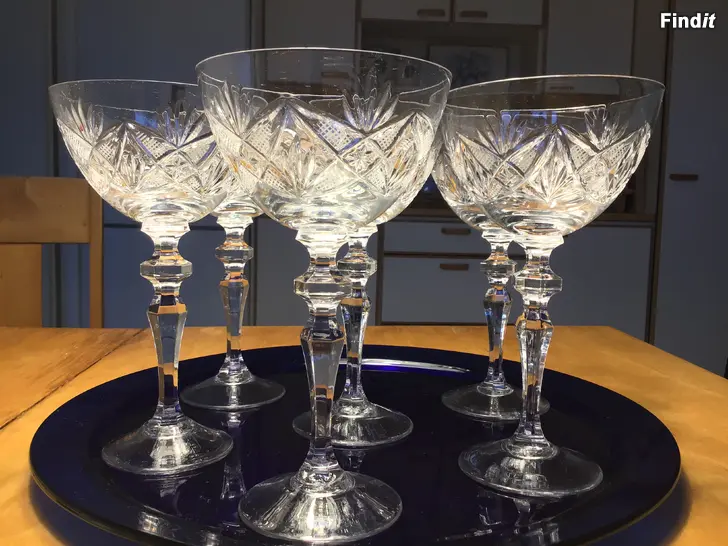 Säljes Festliga höga kristallglas