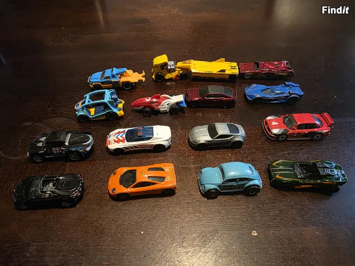 Säljes 14 st hot Wheels småa bilar