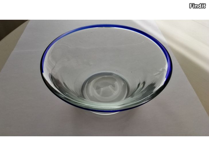 Säljes Bergdala glasbruk skål i klarglas med blå kant. Made in Sweden