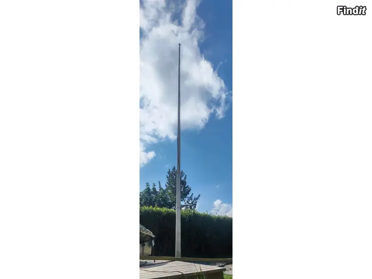 Säljes Flaggstång, betongfot och finska flaggan