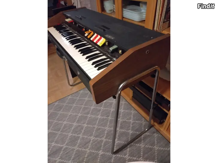 Säljes CRB Diamond 30 combo elorgel på krommade ben