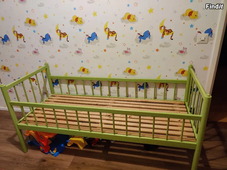 Säljes Grön barnsäng