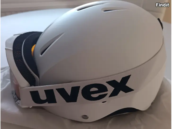 Myydään Laskettelukypärä ja lasit