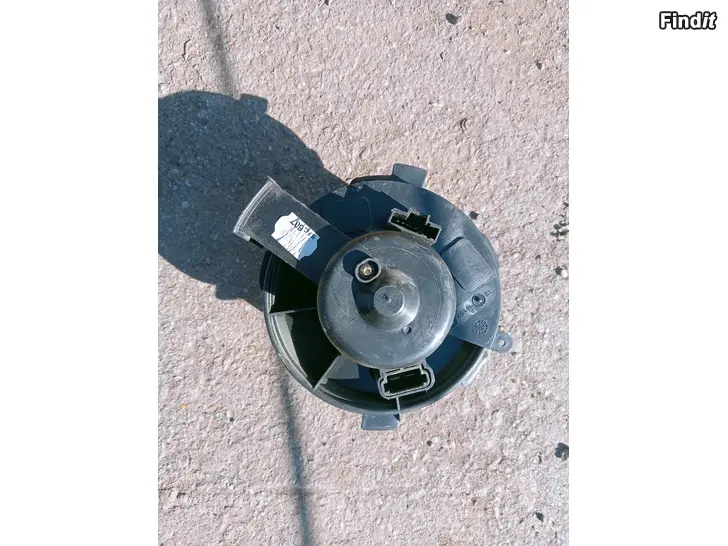 Myydään Citroen Xsara Picasso 2002 lämmityslaitteen puhallin 6049401 Behr