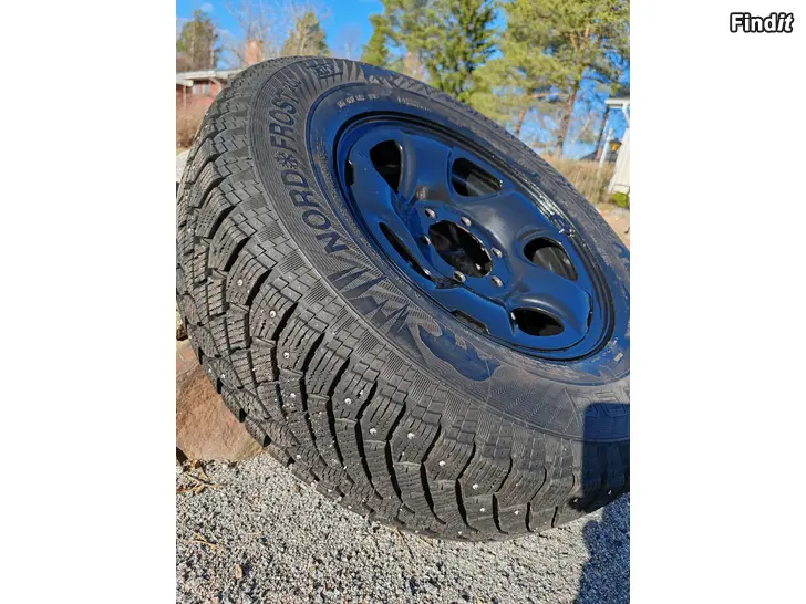 Myydään Gislaved Nordfrost 225/75 R16 på fälgar