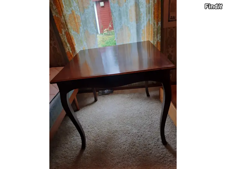 Säljes Gammalt vackert salongsbord med 4 stolar säljes