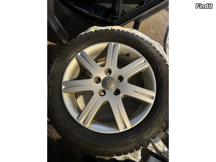 Säljes Audi fälgar 16 tum med vinterdäck