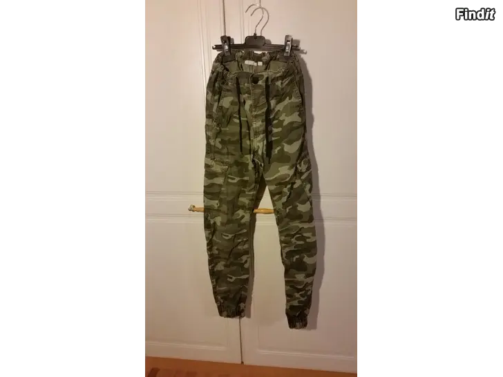 Myydään KappAhl maastokuvioiset farkut koko 152  -hinta 4e