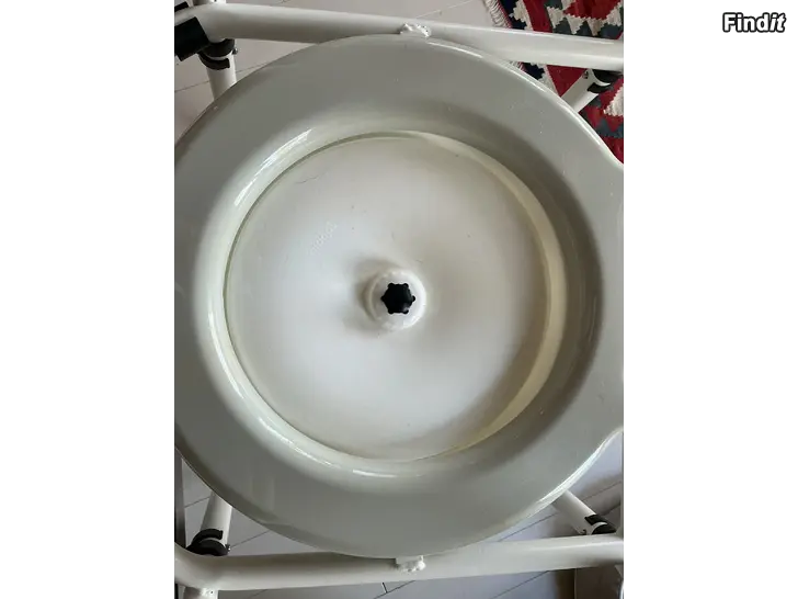Säljes Wc tuoli selkänojalla