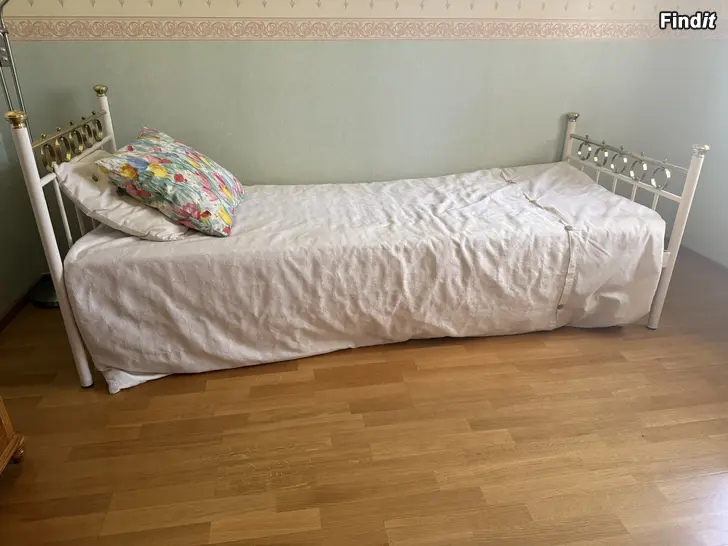 Säljes Gamla möbler, säng, kökssoffa, nattduksbord, sideboard, klocka