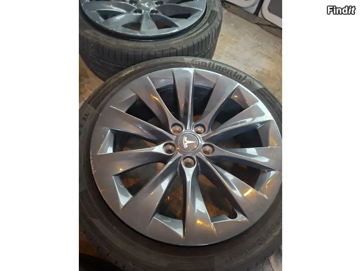 Säljes Tesla modell S 19 tums fälgar och däck