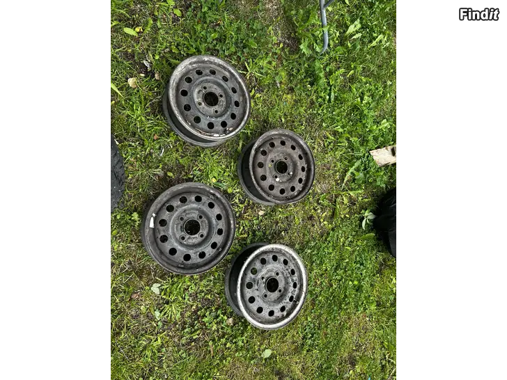 Säljes 4 st vinterdäck, 4 st gamla volvo kapslar, metall fälgat