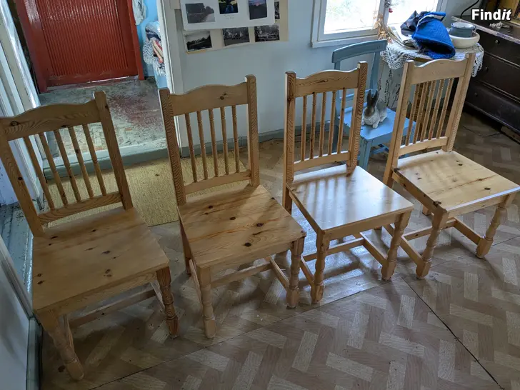 Myydään Köksstolar i trä. Puiset keittiötuolit