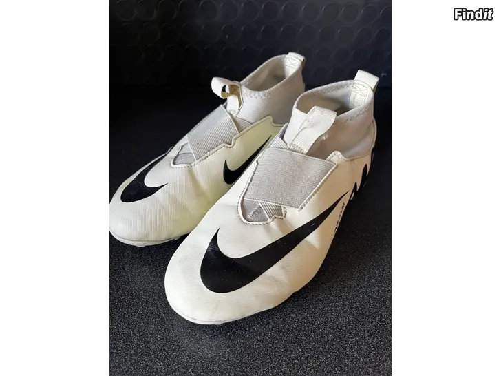 Myydään Fotbollsskor stl 38