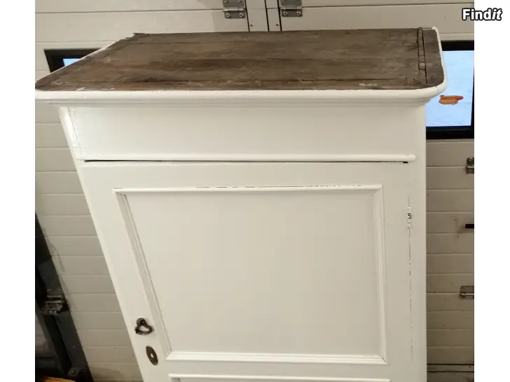 Myydään vaatekaappi