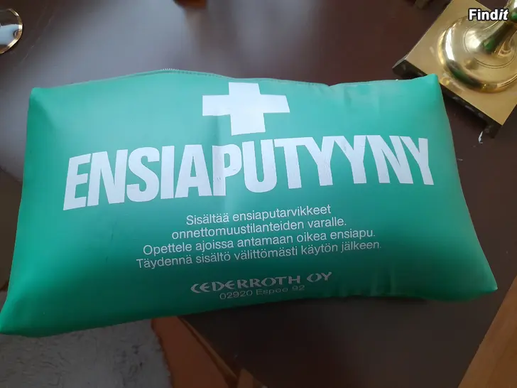 Myydään Ensiapulaukku retro
